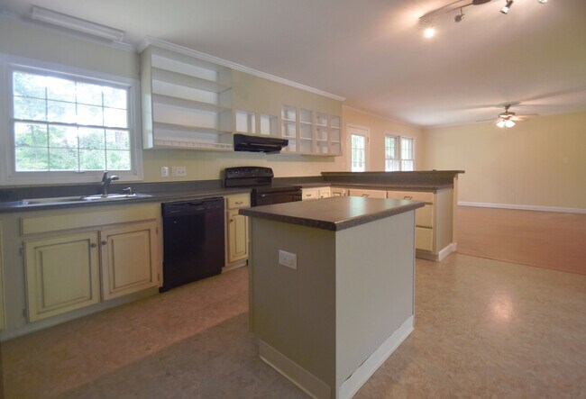 Building Photo - 3BR/2BA Ranch with Fenced Yard – Huntersville