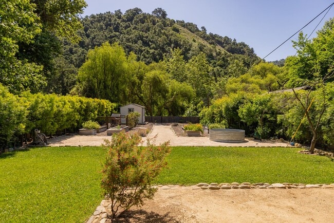 Building Photo - Private Creek Rd Paradise