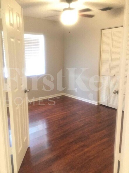 Building Photo - 899 Daffodil Dr
