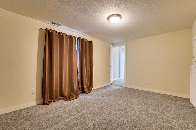 Building Photo - Beautiful 4 bed 3.5 Bath House in NE Fort Collins!