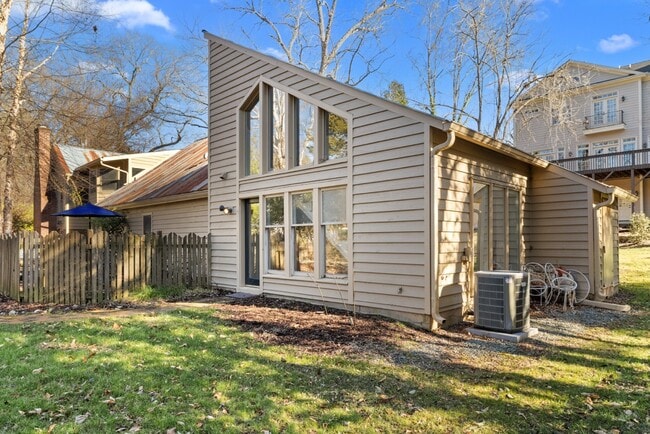 Building Photo - 303 Henderson St