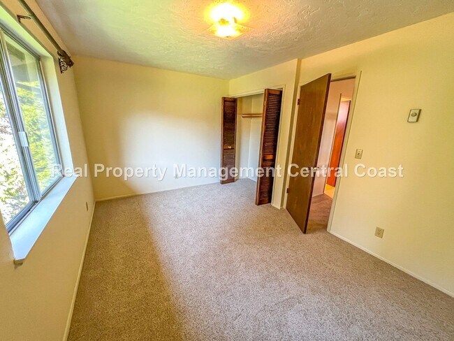 Building Photo - AVAILABLE OCTOBER - Large 4 Bedroom / 3 Ba...