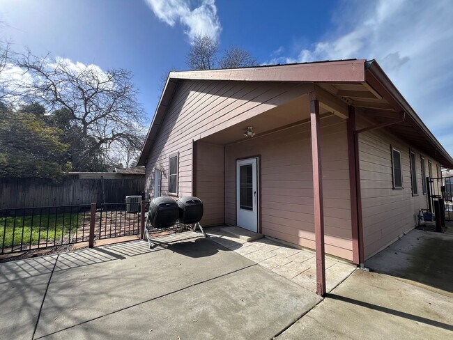 Building Photo - 2164 Cantalier St