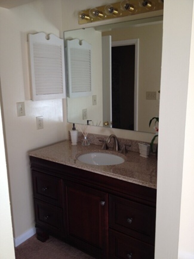 Building Photo - 671 Bartons Landing Pl