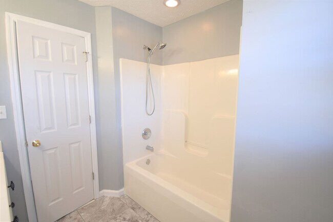 Building Photo - 3 Bedroom 2 Bath with Bonus Rooom