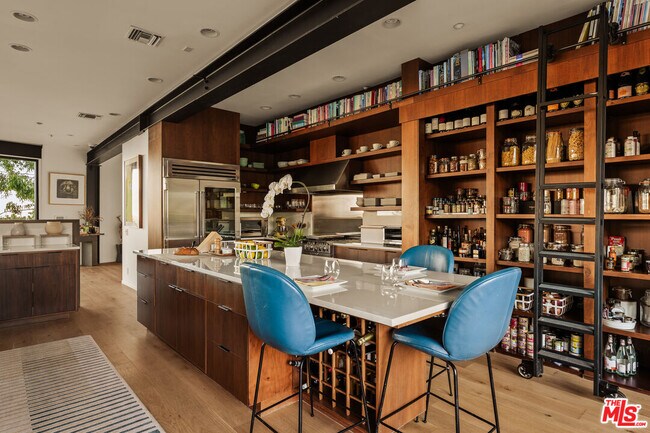 Building Photo - 1406 1/2 N Kenter Ave