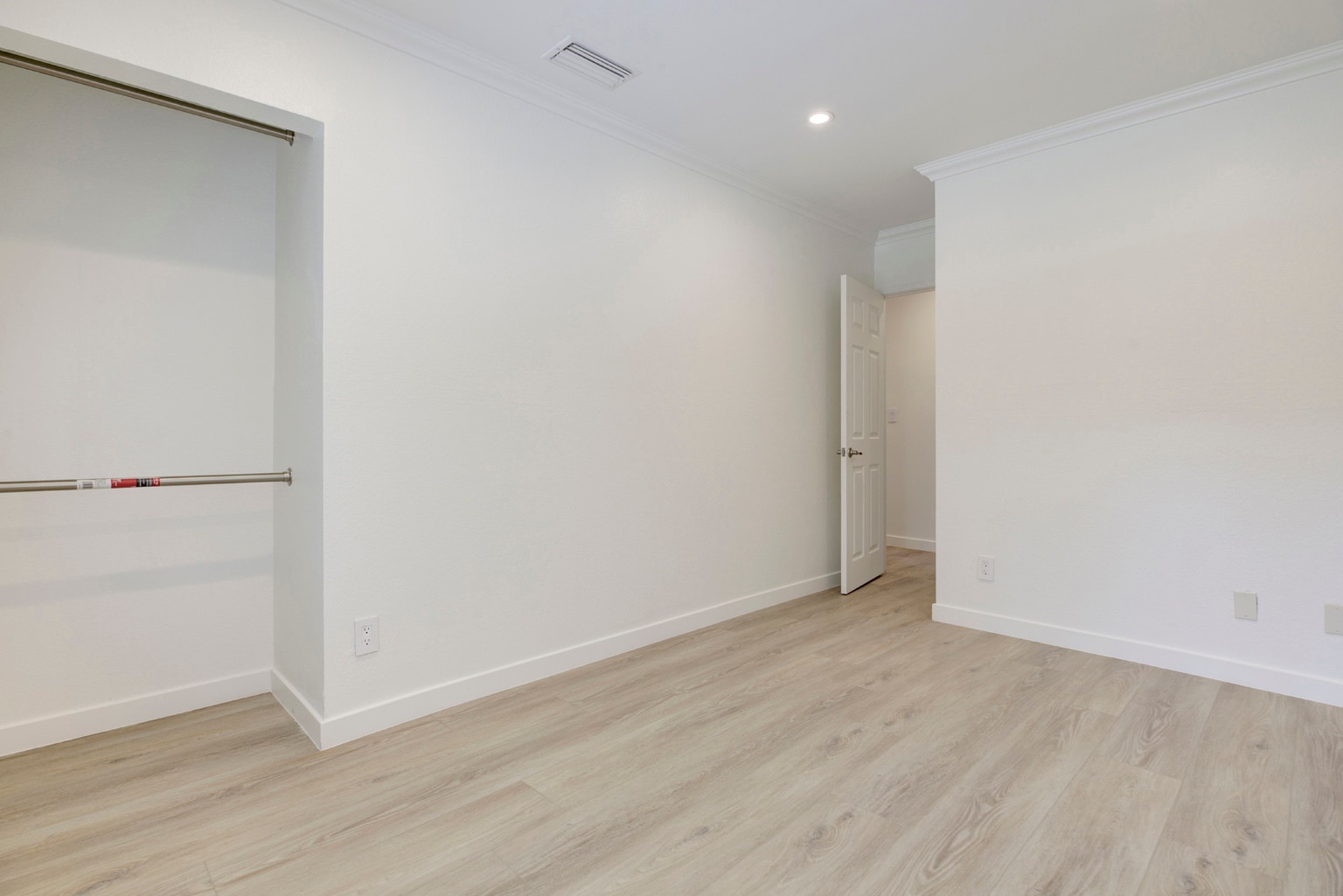 Building Photo - 247 N Oak Ave