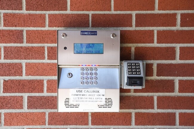 Building Photo - North Capital Hill owner offering move in special