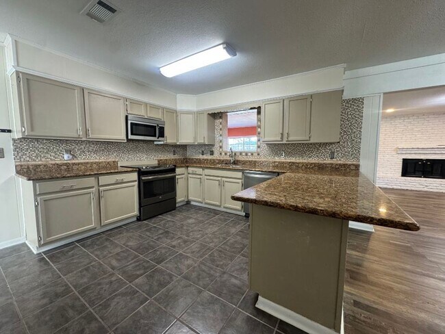 Building Photo - Spacious 3/2 Living in the Heart of Ocean Springs