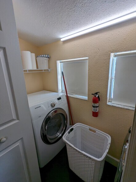 Building Photo - 203 W Crest Ave