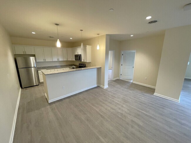 Building Photo - Stylish 1-Bed • 819 Sq. Ft. • Free Interne...