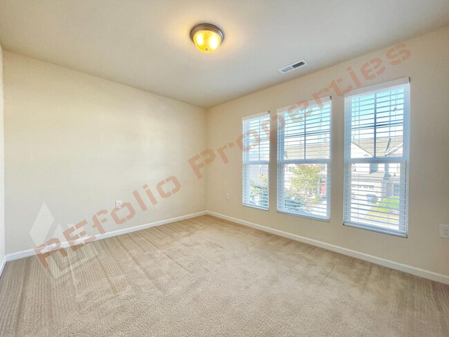 Building Photo - Beautiful 3 Bedroom, 2.5 Bathroom Townhome...