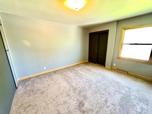 Living - 3339 S 60th St