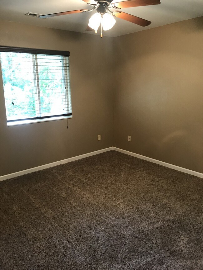 Building Photo - KU3-Santa Fe Triplex 3