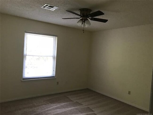 Building Photo - UNION Schools 3/2/2 near High School and Woodland Hills Mall.