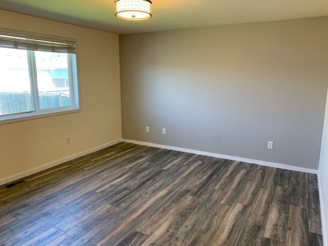 Building Photo - 7467 Clamdigger Dr
