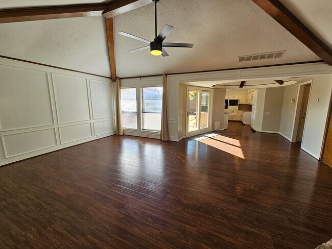 Building Photo - AVAILABLE NOW!