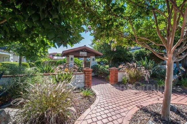 Building Photo - 1013 S Sunshine Ave