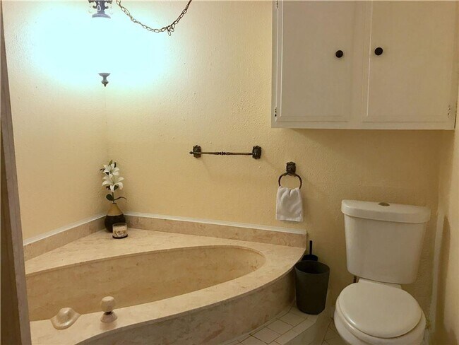 Building Photo - 5 Bedroom 3 Full Baths on the Southside