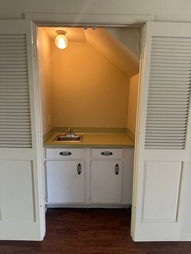 Building Photo - This duplex offers 3 spacious bedrooms, 2....