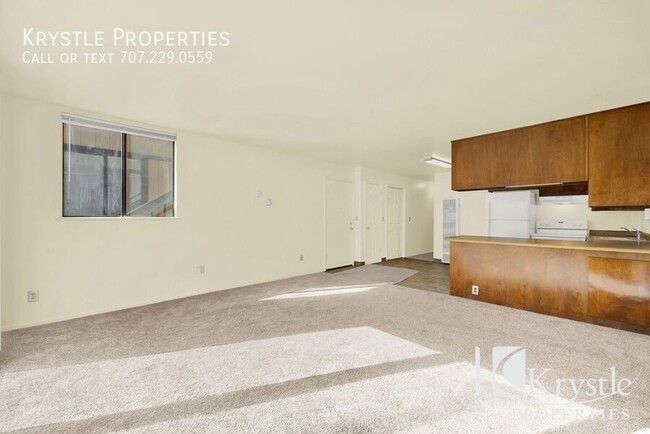 Building Photo - Spacious 3 bedroom bottom floor apartment