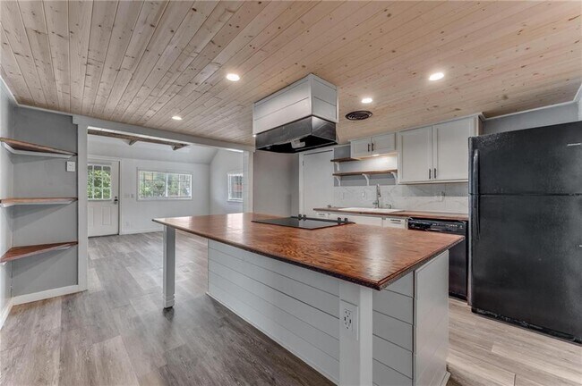 Building Photo - 301 Melton Dr