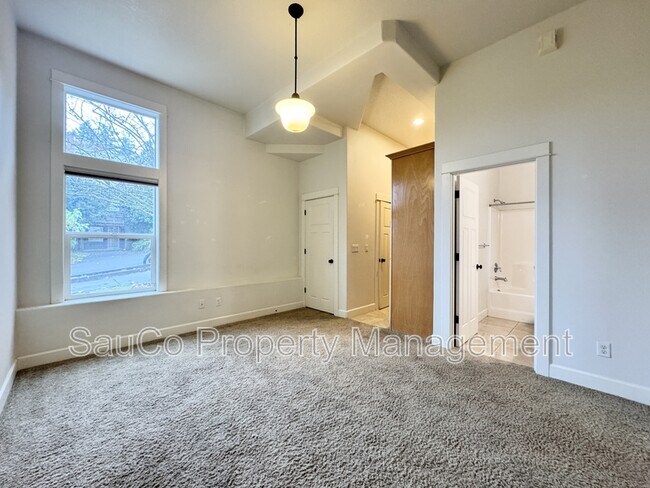 Building Photo - 3340 SW 12th Ave