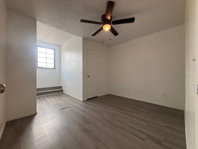 Building Photo - 3 bedroom 2 bathroom Recently Renovated Ap...
