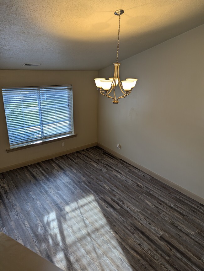Building Photo - 772 1470 W