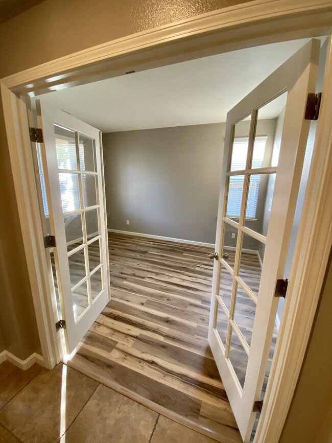 Building Photo - 1001 La Paloma St