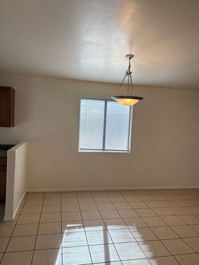 Building Photo - Beautifully Renovated 3 Bedroom Home -A/C-...