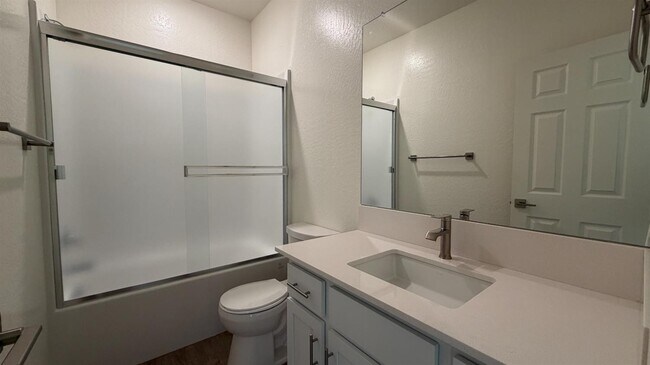 Building Photo - 2173 N Renn Ave