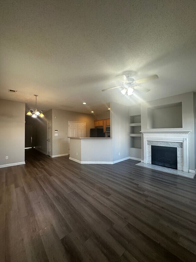 Building Photo - Spacious 3-bedroom, 2.5-bathroom End-unit townhome