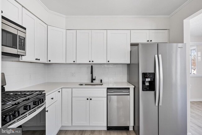 Building Photo - 605 Tait Rd