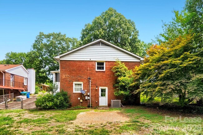 Building Photo - 221 Eden Cir