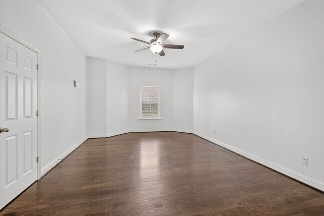 Building Photo - Beautiful 6BR Executive Brentwood Home with Pool