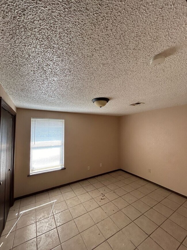 Building Photo - 3 Bed/1 Bath Near Tinker AFB!