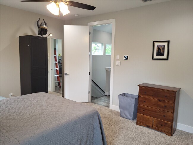 Building Photo - 240 Julia St