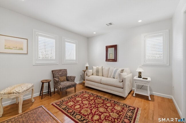 Building Photo - 2 Miller St