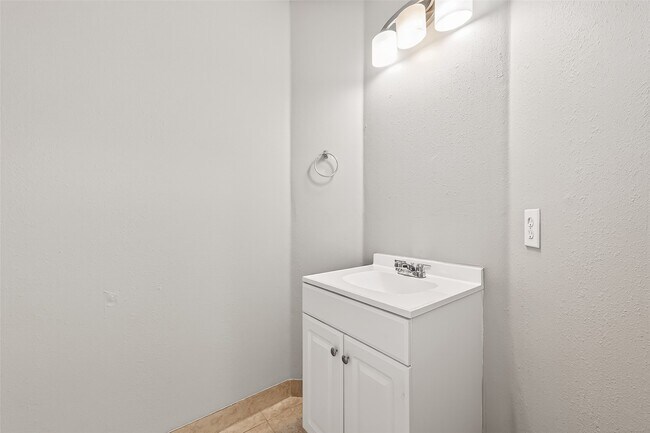 Building Photo - 1411 Heathcote Ln