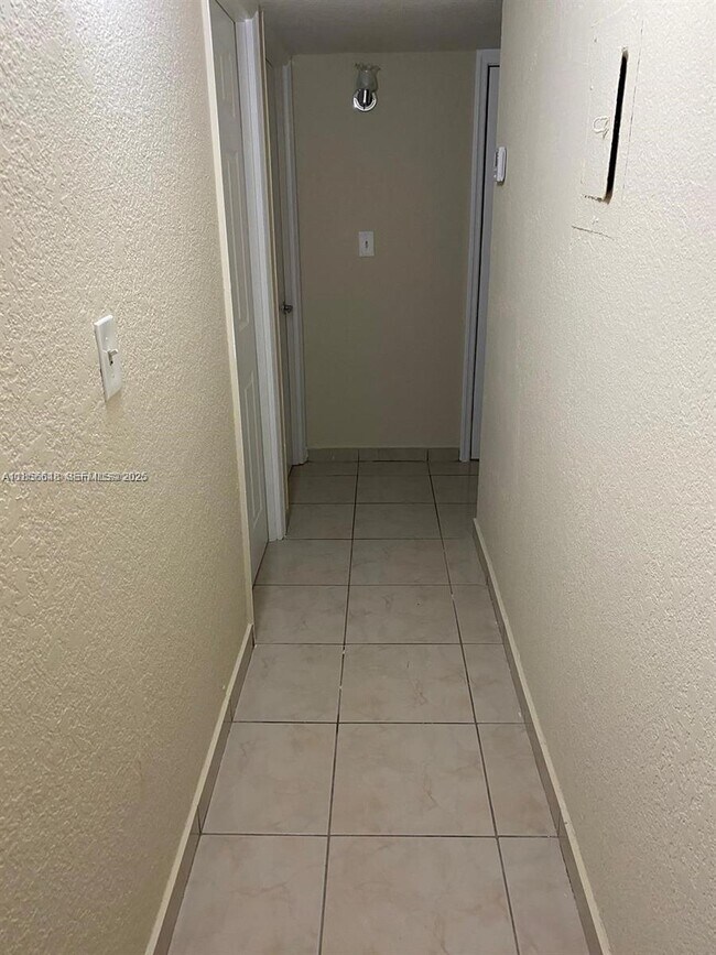 Building Photo - 666 W 81st St