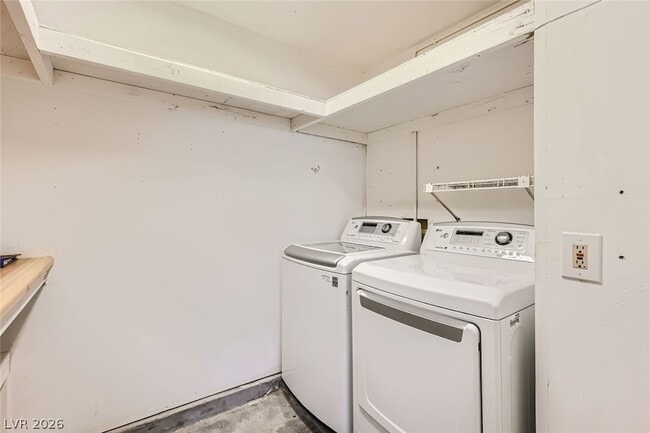 Building Photo - 2422 La Luna Dr