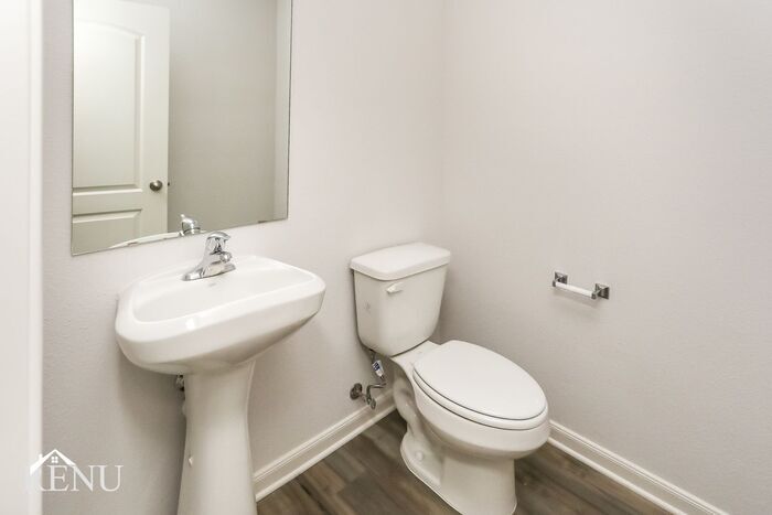 Building Photo - 1910 Hialeah Dr