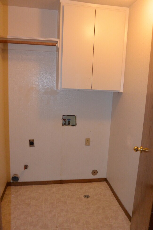Building Photo - Desireable SW area