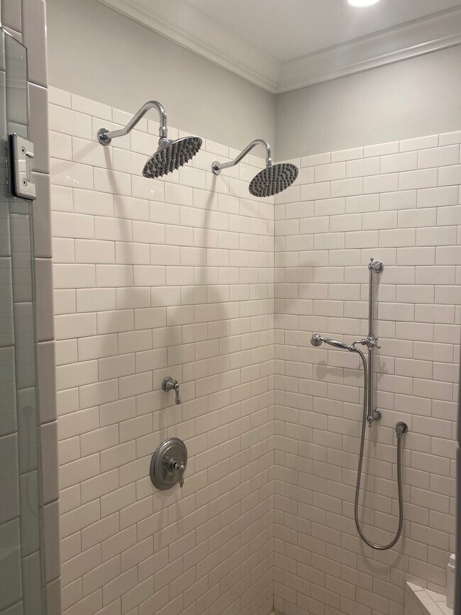 Building Photo - 2556 Vail Ave