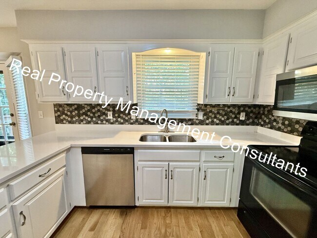 Building Photo - 3 Bed 2 Bath Modern Home in Prime Location!