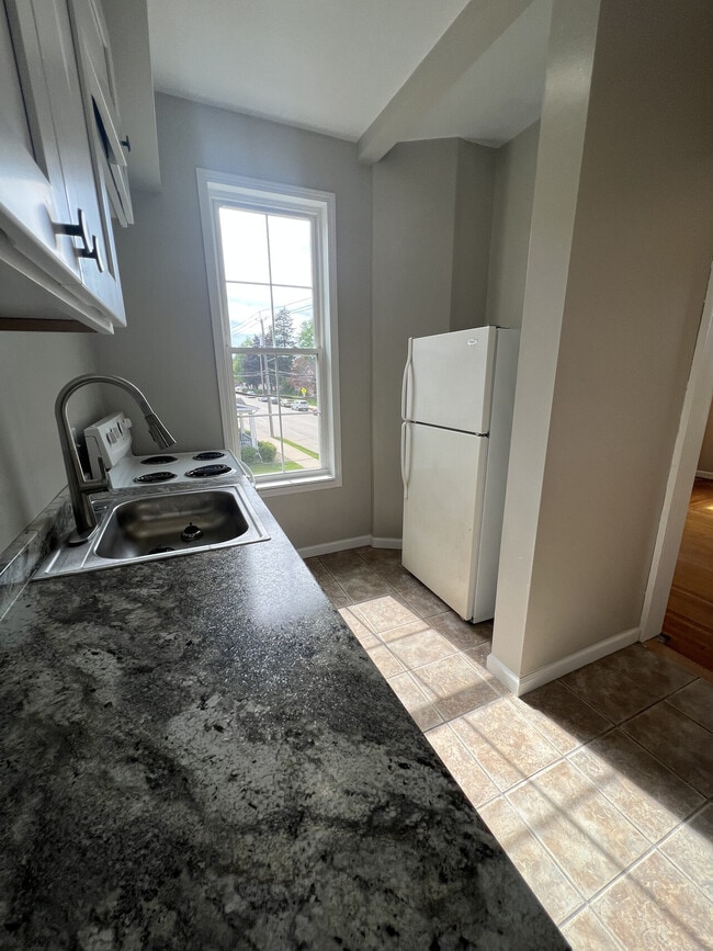 Building Photo - 1020 University Ave