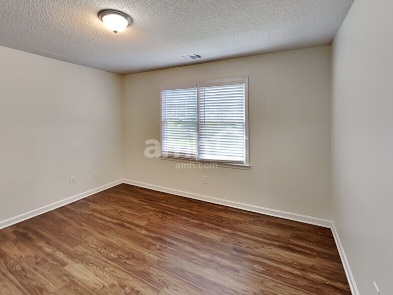 Building Photo - 20 Wisteria Woods