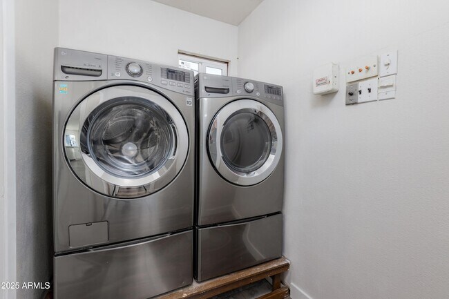 Building Photo - 2936 W Michelle Dr