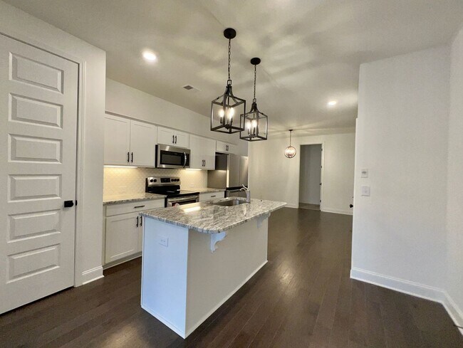 Building Photo - Spacious Townhome Located Minutes from Downtown Gallatin and Hendersonville!